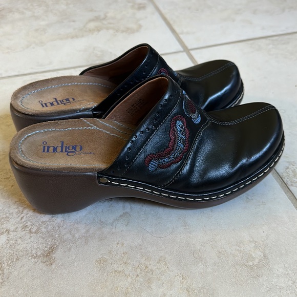 Clark’s Indigo black leather embroidered flower slip on clogs - Picture 2 of 5